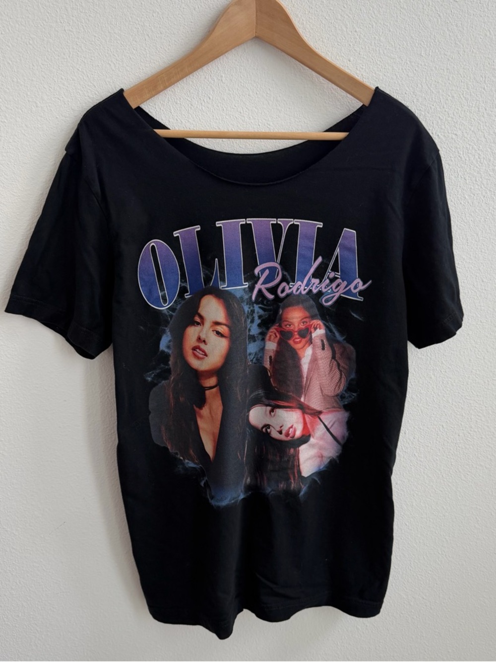 Olivia Rodrigo off-the-shoulder black graphic tee